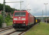 185 059-3 steht am 1. Juni 2012 mit einem gemischten Gterzug auf Gleis 5 in Kronach.