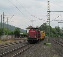 203 007-0 der Bocholter Eisenbahngesellschaft zieht am 1. Juni 2012 einen Baukran durch Kronach in Richtung Saalfeld.