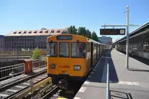 BERLIN, 26.05.2012, Wagen 587 im U-Bahnhof Warschauer Straße als U1 nach Uhlandstraße, heute von Gleis 3; de facto fuhr dieser Zug nur bis Möckernbrücke, zwischen Möckernbrücke und Gleisdreieck verkehrte ein Schienen-Ersatzverkehr