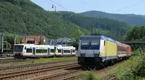 185 406-6 und 146 542-6 mit ihrem Messzug trifft auf auf VT 527 und *** als OSB87382 (Freudenstadt Hbf-Bad Griesbach(Schwarzwald)) in Hausach 26.5.12