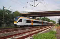 Am f�rhen Abend des 1. Juni 2012 eilt der ET 7.13 der Eurobahn durch Korschenbroich. Als RE13 ist er von Hamm nach Venlo NL unterwegs......