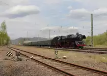  Gro�e  Ereignisse werfen ihre Schatten voraus: 03 1010 mit dem Vienenburger-Wagenpark war am 27.04.2012 auf Fahrt von Vienenburg nach Bebra zu den am n�chsten Tag stattfinden 4. Bebraer Dampftagen. Hier bei Eschwege West. Am Zugschluss hing noch 211 019-5.