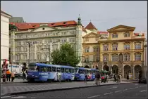 Blaue Bahn in der Goldenen Stadt - 

Tatra-Straßenbahn-Doppeltraktion auf dem Malostranské náměstí in Prag. 

11.08.2010 (M)