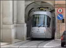 Enge Durchfahrt - 

Eine moderne Niederflurstraßenbahn unter dem Tor nahe dem Malostranské náměstí in Prag. 

11.08.2010 (M)