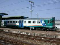 ALn 663 3347 wartet in Rosarno auf den Anschlusszug aus Reggio und f�hrt dann �ber die K�stenlinie via Tropea nach Lamezia Terme,
(05.08.2002)