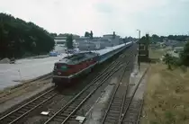 Ein Interregio mit einer Lok der Baureihe 232 bei der Ausfahrt aus dem Bahnhof von Grevesm�hlen im Jahre 1994 in Richtung Bad Kleinen.