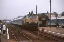 218-280-6 mit einem Interregio im Bahnhof von Grevesm�hlen im Jahre 1994