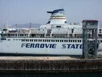 Die FS betreibt nicht nur Z�ge, sondern auch F�hren zwischen Reggio Calabria und Messina auf Sizilien. (05.08.2002)