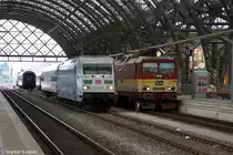 Am Gleis 17 hatte die 371 005-0  Pepin  den EC 176  Johannes Brahms  von Brno hl.n. nach Hamburg-Altona nach Dresden gebracht. Ab hier �bernimmt die 101 028-9 den EC 176 und bringt ihn nach Hamburg-Altona. Die 371 005-0 fuhr in Abstellung und wartete dort auf den EC 175. 01.06.2012