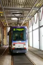 Wagen 401 (N8C) f�hrte heute mehrere Sonderfahrten durch Kassel durch, hier wartet er auf die 2. Rundfahrt (2.6.2012).