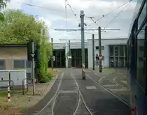 Die 2. Rundfahrt ist beendet, der Wagen 401 biegt ein in den Betriebshof Sandersh�user Strasse (Bild ist gemacht aus der Bahn heraus, 2.6.2012).