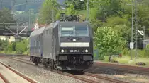 185 572-5 der MRCE f�hrt am 2.06.2012 mit einen Unbekannten Wagen durch Kronach