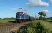 Die E18 047 schob hinten den Dampfsonderzug auf dem R�ckweg von Emden gen S�den, hier bei Veenhusen. Zuglok war die 03 1010.