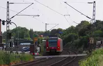 RE8 am Bahn�bergang K�lner Stra�e in J�chen an der Kbs 465 auf dem Weg nach M�nchengladbach....am 30.5.2012