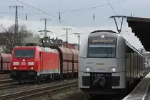 185 362 Fama 7.4.12 bei der Durchfahrt durch K�ln-West.Rechts steht MRB 460 017 abfahrbereit.