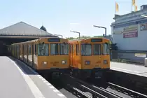 BERLIN, 26.05.2012, Wagen 538 als U1 nach Uhlandstraße (de facto fuhr dieser Zug nur bis Möckernbrücke, zwischen Möckernbrücke und Gleisdreieck verkehrte ein Schienen-Ersatzverkehr) und Wagen 564 als U1 nach Warschauer Straße beim Zusammentreffen im U-Bahnhof Hallesches Tor