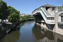 BERLIN, 26.05.2012, Blick auf Landwehrkanal und U-Bahnhof Hallesches Tor (Linie U1)