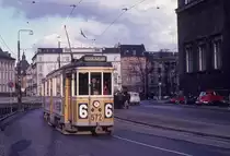København / Kopenhagen Københavns Sporveje (KS) SL 6 (Großraumtriebwagen 572) København K, Slotsholmen, Vindebrogade / Højbro (: Hohe Brücke) / Christiansborg Slotskirke (: Schlosskirche)) im April 1969. - Scan eines Diapositivs.