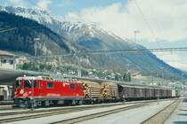 RhB G�terzug 5333 von Landquart nach Pontresina am 10.05.1994 in Samedan mit E-Lok Ge 4/4II 629 - Kk 7361 - Kk 8394 - Gbkv 5536 - Gbkv 5590 - Gb 5024 - Gbkv 5576 - Gb 5081 - Gbkv 5545 - Gbk 5610. Hinweis: gescanntes Dia
