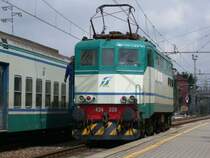 E 424 320 (nuova livrea)umf�hrt ihren Zug in Carnate Usmate zwischen Monza und Lecco. (16.04.2002)