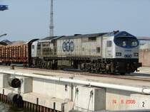LTH 330091 stand mit beladenen Holzwagen abgestellt im Seehafen Rostock. 14.6.06