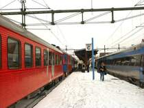 Sundsvall C im April 2006-
links der Zug der Mittlinjen nach �stersund-
rechts der X2000 Expre� nach Stockholm