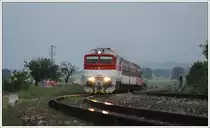 Auch der Planverkehr wurde am vergangenen Wochenende etwas dokumentiert. Im September 2011 hatte die erste 757er (757 001) der ZSSK ihre erste offizielle Fahrt. Die 757er wurden u.a. mit einem Caterpillar-Dieselmotor  remotorisiert, erhielten Kameras statt Au�enspiegel und auch die F�hrerst�nde wurden klimatisiert. Mit ihren rund 2110 PS und einer H�chstgeschwindigkeit von 100 km/h wird sie heute im mittelschweren Streckendienst auf nicht elektrifizierten Strecken der ZSR mit L�nge bis 300 km eingesetzt. Das Foto zeigt 757 004 mit einem Personenzug am 2.6.2012 kurz vor der Haltestelle Ko�ťany nad Turcom. Ca. zehn 750ger und 754er sollen von �OS Zvolen auf 757er umgebaut werden.