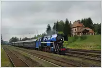 Anl�sslich der Kindertage in Vr�tky war auch der Papagei unterwegs. Die Aufnahme zeigt 477 013 als Os 31217 von Vr�tky nach Kremnica am 2.6.2012 bei der Einfahrt in Kremnick� Bane.