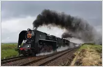 Zwischen 1. und 3. Juni fanden in Vr�tky die Kindertage 2012 statt. Aus diesem Anlass wurden von und nach Vr�tky zahlreiche Sonderz�ge in Verkehr gesetzt. Den Anfang machten am 1.6.2012 475 196 und 475 179 mit ihrem Sonderzug Os 31207 von Vr�tky �ber Zvolen retour nach Vr�tky. Die Aufnahme zeigt den Zug bei der vor Horn� �tubňa. Zurecht bekam die BR 475 wegen ihres eleganten �u�eren erhielten die Lokomotiven vom Betriebsdienst den Spitznamen „�lechtična“ (Edelfrau). 