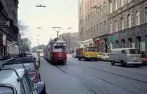 Wien Wiener Stadtwerke-Verkehrsbetriebe (WVB) SL 49 (E1 4685 (SGP 1968)) VII, Neubau, Westbahnstraße (zwischen Urban-Loritz-Platz und Kaiserstraße) am 3. November 1976. - Scan eines Diapositivs. Film: Kodak Ektachrome. Kamera: Leica CL.