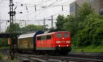 151 082-5 von Railion kommt aus Richtung K�ln mit einem G�terzug und f�hrt in Aachen-West ein bei Regenwetter am 4.6.2012.