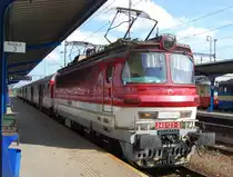 240 123-0 mit Regionalzug Os 3075 Bratislava-Nov� Mesto/Pre�burg-Neustadt (16:42) – Pezinok/B�sing –  Trnava/Tyrnau (17:32, werktags). Bis 1. Mai 2011 der Zug kommt aus Richtung Bratislava-Petr�alka/Pre�burg-Engerau, so hier am 05.08.2011 bereits an der „neue“ Startpunkt. 