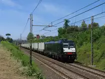E484.901 (Mitsui Rail Capital Europe) mit einem G�terzug in die Richtung von Pisa in die N�he von das ehemalige Bahnhof Montignoso am 10-5-2012.