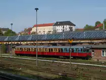 Die Triebwageneinheit 5447/2303 (ein Zug der Bauart Stadtbahn) des Vereins Historische S-Bahn e.V. steht am 28.04.2012 abgestellt im S-Bahnbetriebswerk Friedrichsfelde!