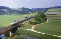 103 175 ist bei Dollnstein mit einem IC s�dw�rts unterwegs, 27.06.1984.