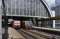 05.06.12 ; Alexanderplatz Ostausfahrt ; BR 481 nach Ahrensfelde und 143 254 am Schlu� des Wendezuges der RB 14 nach Nauen