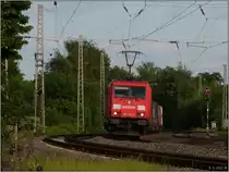 Ein knalliges Rot umgeben von satten Gr�nt�nen, so sieht der Bahnsommer 2012 aus.
Die 185 220-1 ist unterwegs auf der KBS 480 mit schwerer Last am Haken. 
Location: Eschweiler / Kr Aachen. 5.Juni.2012.
