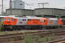 1216 902 zieht am 11.5.12 230.077 aus dem Betriebsbahnhof in den Duisburger Hbf.