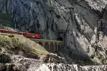 Der Regio nach G�schenen bei der Teufelsbr�cke in der Sch�llenenschlucht. Fast sieht es so aus, als ob der Zug nicht in das enge Tunnelloch passt, aber es geht nat�rlich gut. 25.5.2012   