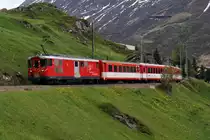 Noch ein Blick hinterher, bevor die Deh 4/4 Nr.21 mit dem Regio hinter der n�chsten Kurve verschwindet. 28.5.2012