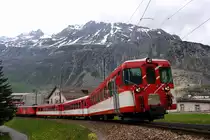 Zuerst: Das Bild ist nicht schief. Um aber auf dem schmalen Weg nicht den kleinen Abhang runter zu rutschen, habe ich mich auf eine kleine Steinplatte gesetzt und fast aus Bodenh�he fotografiert. Den Regionalzug zum Oberalppass hat es nicht irritiert und der Lokf�hrer war auch nicht so sehr verwundert. F�r bahnbilder.de muss man auch mal eine andere Perspektive w�hlen. 28.5.2012 