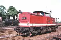 110 566-7 L�bbenau im Mai 1977, im Hintergrund die abgestellte 52 6351-2