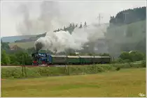 Anl�sslich der Kindertage in Vr�tky, f�hrt  Papagei  477 013 als Os 31217 von Vr�tky nach Kremnica. 
Horn� �tubňa 2.6.2012

