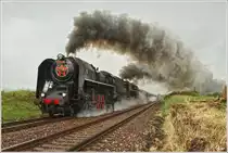 Anl�sslich der Kindertage in Vr�tky, ziehen die beiden Dampfloks 475 196 + 475 179 den Sonderzug Os 31207 von Vr�tky �ber Zvolen retour nach Vr�tky. Pr�bovce  1.6.2012

