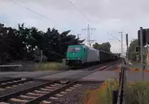 In Richtung Erkelenz fahrend ist die 185 611-1 hier am B� Herrather Linde zu sehen. 6.6.2012