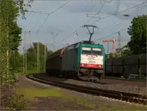 Elegant legt sich die 2829 in die Kurve auf ihren Weg nach Aachen.
Location: Eschweiler im Juni 2012 auf der KBS 480.