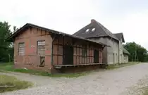 5.6.2012. Kurze Strecke - Kurze Betriebszeit. Bahnhof / Empfangsgeb�ude mit G�terschuppen Gartz (Oder) der Strecke Tantow - Gartz (Oder). 4,3 km von 1913 - 1945.