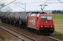 5.6.12 kurz vor der Einfahrt Passow. Durch die Langsamfahrstelle zwischen Sch�nermark und Passow wird gerne auch mal das linke Gleis benutzt. Gerade ist Akiem 37027 eingefahren w�hrend 185 606 ihr links folgte. 