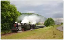 475 196 und 475 179 mit ihrem Sonderzug Os 31208 von Vr�tky �ber Zvolen retour nach Vr�tky anl�sslich der Kindertage in Vr�tky, aufgenommen am 1.6.2012 in Trnav� Hora.