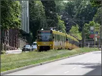 Aber es geht auch ohne Autos - 

Ein Stadtbahnzug der Linie U7 verlässt die Haltestelle Bopser. Die Autos auf der Bundesstraße 27 werden gerade durch eine rote Ampel zurückgehalten. 

Stuttgart, 05.06.2012 (M)